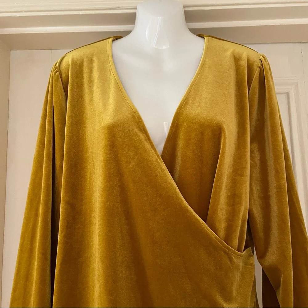 Boden ‘Ellie’ Gold Velvet Wrap Top - Size 22 - Picture 1 of 3